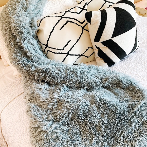 NWOT Blue Fluffy Throw Blanket - Picture 3 of 6